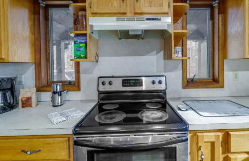 Lovely Poconos Cabin with Resort Amenities! - Foto 10