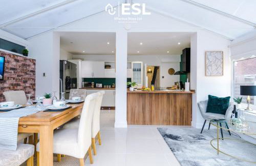 Open Plan - 3 Bedroom House - Garden and Outdoor Seating - Driveway Parking - Short Drive to City Centre - Foto 8