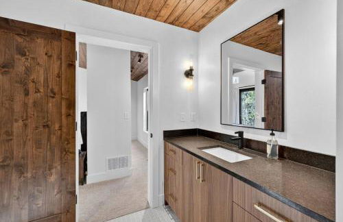 The Luxe House | Upscale Cabin w/ Hot Tub & Fire Pit! - Foto 8