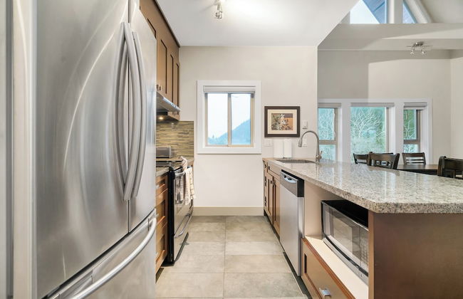 3BR Lakeside Penthouse Retreat - Photo 15