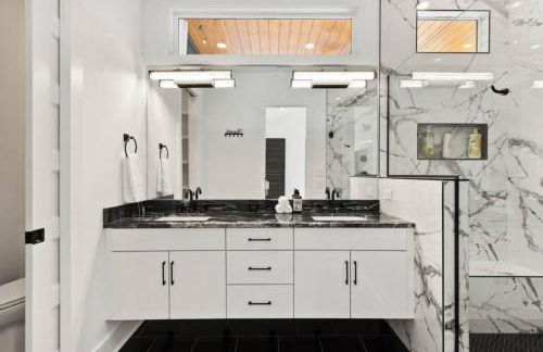 Luxurious 4bd home sleeps 12 minutes to downtown with parking - Foto 40