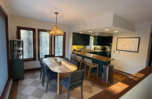 Hot Tub & Firepit Near Ski Resorts & Cozy Modern Cabin - Foto 12