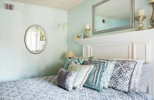 Glamorous Regal Design Home with Private Patio and Garage - Foto 7