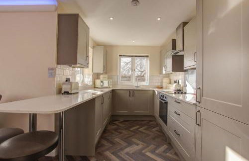 Hunters Cottage - Luxury, high end, hot hub, AC, slipper bath, couples retreat - Photo 42