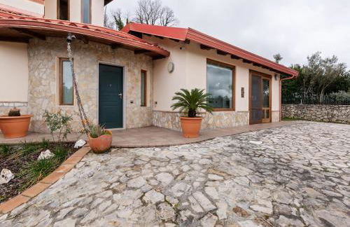 Valley View Villa in San Mango D'aquino with Hot Tub - Foto 15