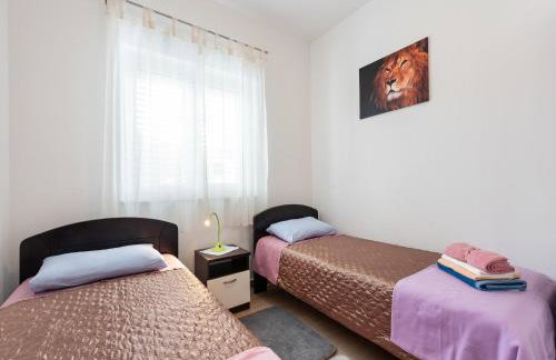 Simplistic Apartment in Neviđane near Sea - Foto 10