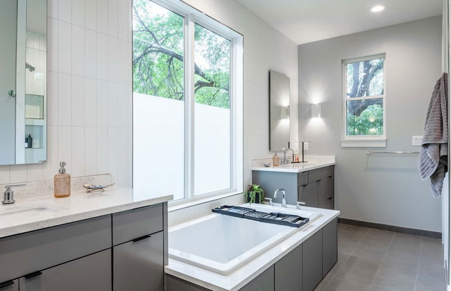 Upstay - Pristine Pool Palace - 7min to Rainey St - Photo 27