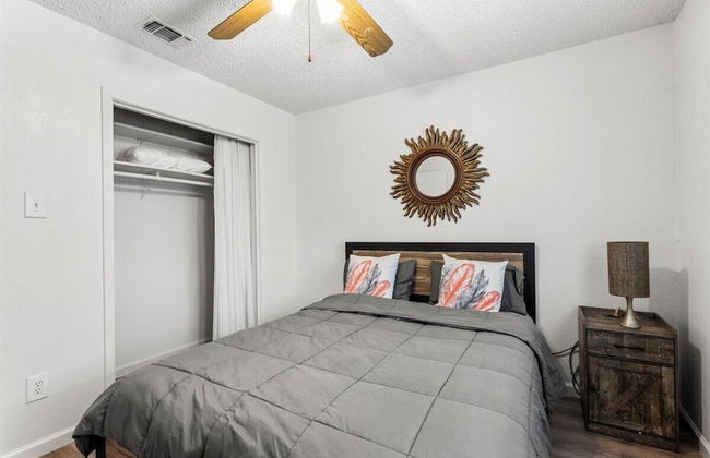 Oasis w Huge Pool & BBQ Patio - Photo 8