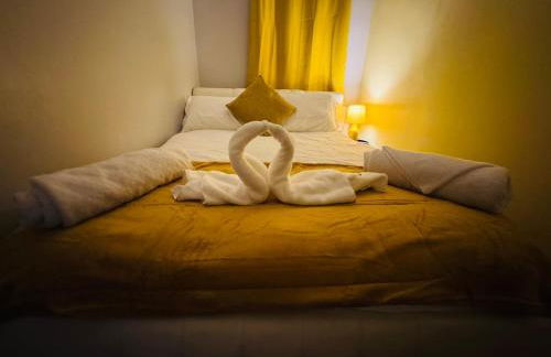 Luxury 2-Bed Apartment,Office with Built-In TV King Bed, Private Entrance and free Parking - Foto 33