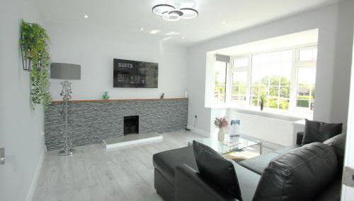 Deluxe 3 Bedroom 2 Bath House &Parking by CozyNest - Foto 5