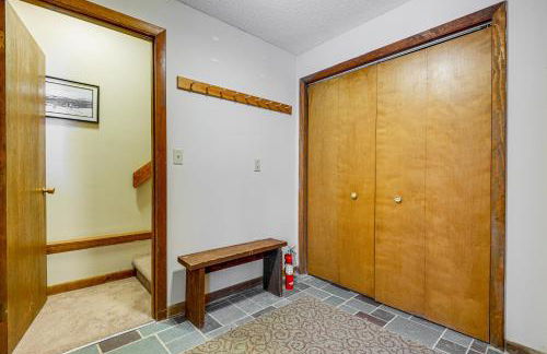Less Than 1 Mi to Mt Snow Charming Condo with Fireplace - Photo 18