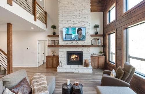 Lux Riverfront Retreat- Hot Tub, Game Room, Views! - Photo 2