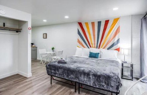 Newly remodeled bright studio - Photo 18