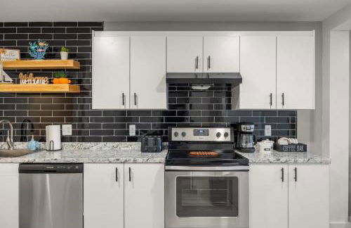 Lakeside Bliss 2BR, 1BA with All Modern Comforts - Foto 10