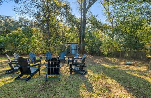 Spacious 4BD - Central Stay with Backyard & Games - Foto 32