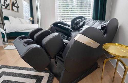 Black House - Downtown Elegance with HotTub and King Beds - Foto 29