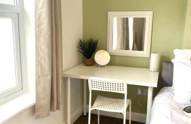 Rushden - Spacious House and Garden, Free Parking, TV, Sleeps 8 Guests - Foto 17