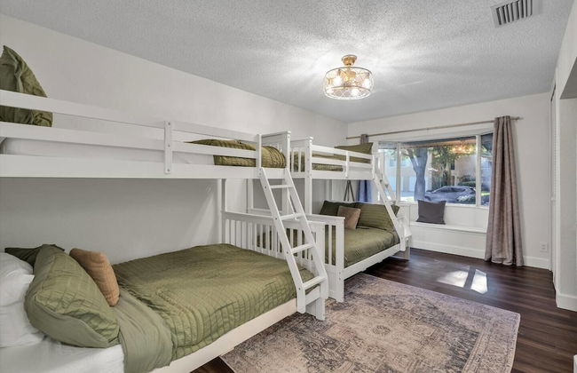 Golden Retreat: Expansive 6BR Home w Heated Pool ~ - Foto 24