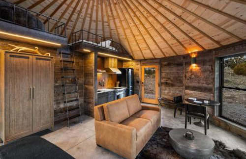 Mountain Yurt - Luxe Yellowstone Cabin I Condé Nast - Foto 6