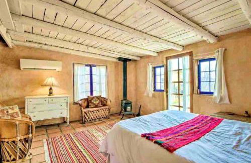 Log Casita Overlooking Pond and Waterfall near Taos, New Mexico - Foto 10