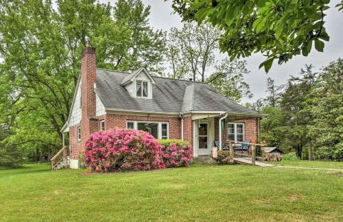 Cozy Family Home with Kayaks, Dock and Fire Pit! - Foto 5