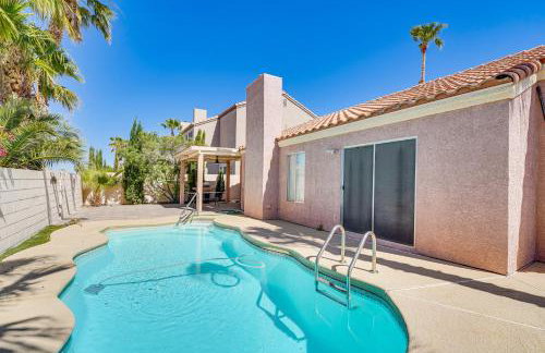 Sleek Vegas Home with Private Pool, Game Room! - Foto 24