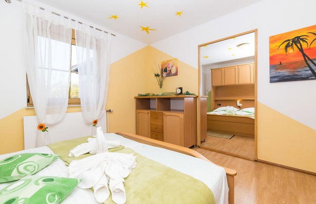 Spacious Holiday Home With Pool and Hot Tub in Kastel Stari - Foto 2