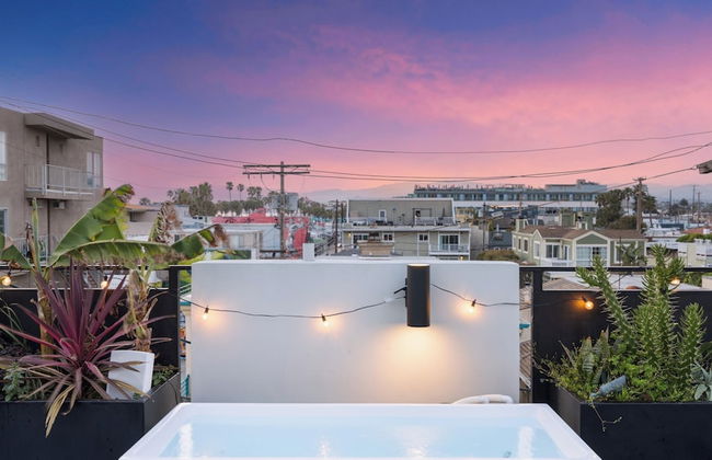 Venice View by Avantstay Walk to Venice Beach Rooftop, Ice Bath, Luxe Design - Photo 31
