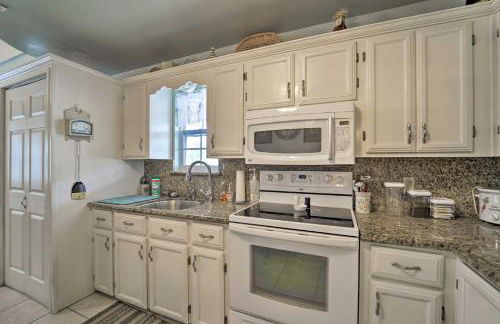 Deck and Pool Access Long Island Village Escape! - Foto 10