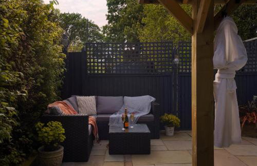 Scenery Hill Hideaways The Coach House Charming Retreat with Jacuzzi and BBQ Hut Near the Lake District - Photo 39