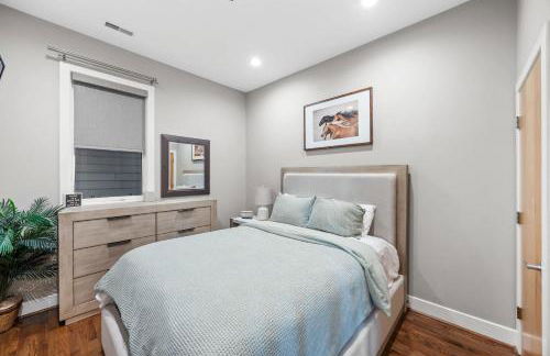 NEW Elegant Downtown Escape with Modern Comforts - Foto 4