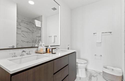 Lux Apts with Lake Views and Top Amenities - Foto 43