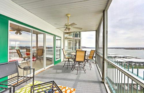 Pool Access Waterfront Lake Ozark Condo with Patio - Foto 32