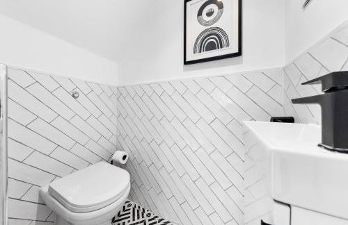 AC & Private Drive Stylish 4BR 5 Beds 8 Guests Wifi And Parking - Photo 44