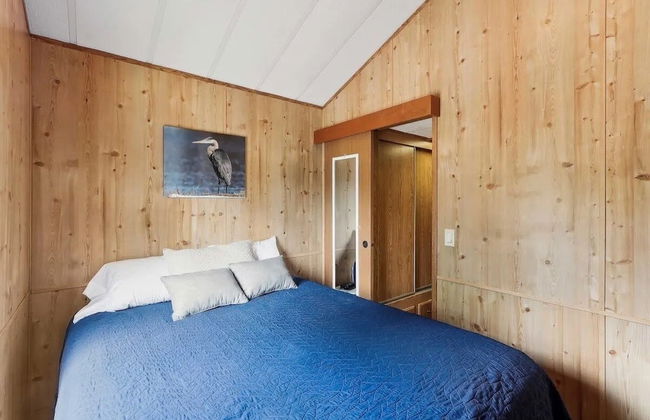 Cabin 9 ~ Toronto Lake: Fishing, Swimming & More! 1 Bedroom Cabin by RedAwning - Photo 3