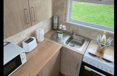 2 Bed Chalet Sleeps 4- Parking, Garden, Near Beach - Foto 15