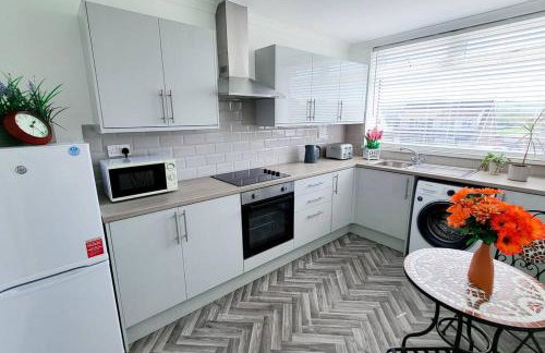 Lovely & modern 2-Bedroom Flat above shop in Tonteg - Foto 16