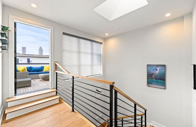 Stylish Midtown Home w Rooftop Views by Silverx - Foto 33