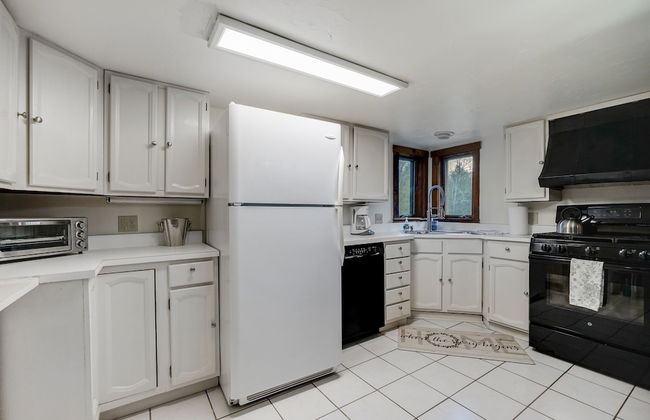 Killington Mountain Home! HotTub & 5 min to Skiing! 3 Bedroom Home by RedAwning - Foto 12