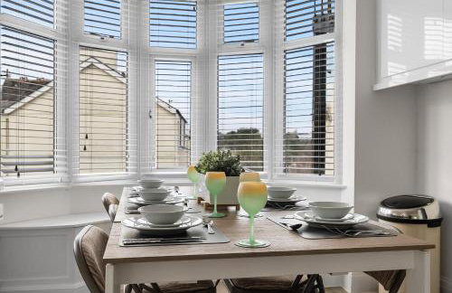 Substantial 5 bedroom townhouse with disabled access apartment, private off road parking space with EV point from 15th April 26, jaccuzi bath, Netflix and Wifi, near Argyle, boutique shops eateries and pubs - Foto 60