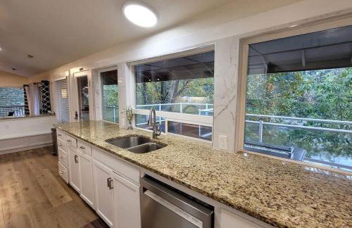 Tranquil Riverfront Retreat - Foto 80