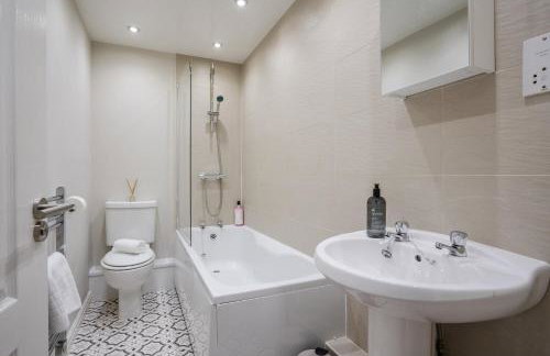 Cozy Waterfront Apartment - Free Parking & Wi-Fi - Photo 8