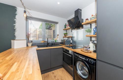 The Lodge - Elegant Comfort in a Peaceful Setting - Photo 9