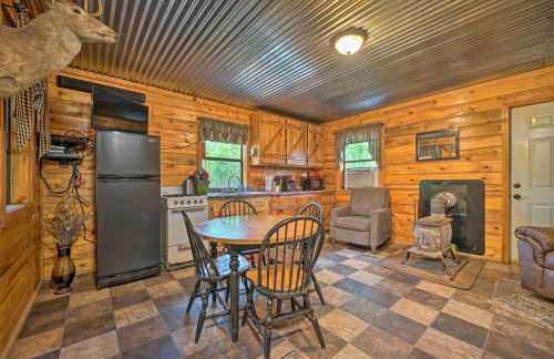 Wright City Cabin with Fire Pit and Forest Views! - Foto 3