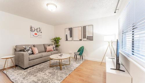 Chic 2BR Near Triangle With King Beds Fast Wifi - Foto 2