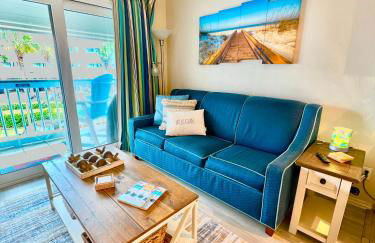 Sun Splashed Condo! Steps to Beach and 2 Pools Galveston Island - Foto 1