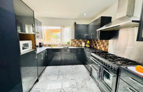 3 bedroom house sleeps 5 free parking long stay discounts - Foto 27