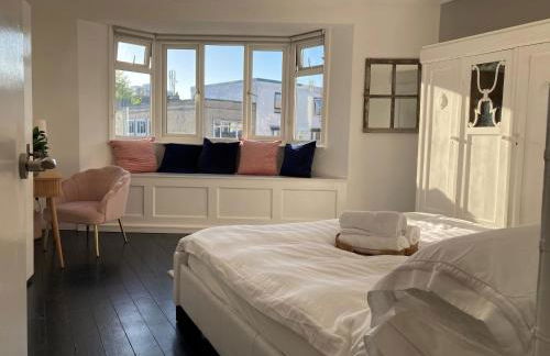 The Clock Tower Apartment - Spacious, Modern, 2 Bedroom Apartment , Southsea with Free parking - sleeps 4 - Photo 3