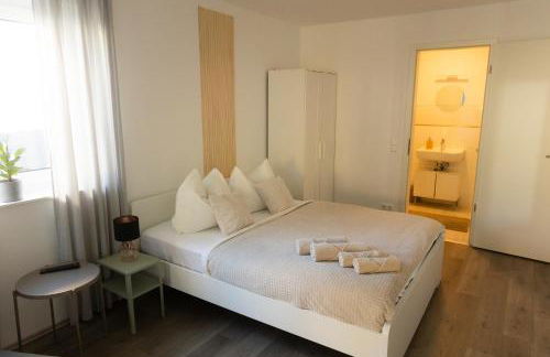 HUGOS Studio Apartment - Photo 10