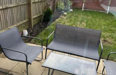 Three-bedroom modern family home by the pond with free parking - Photo 20